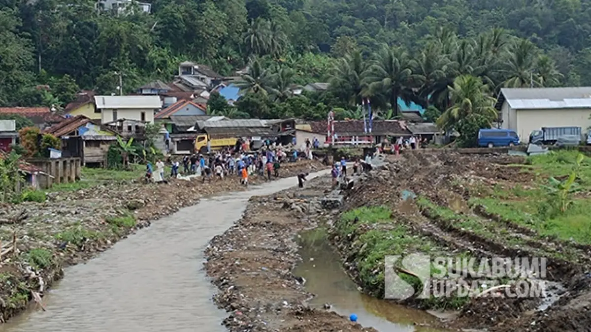 Sedimentasi Ancam Nelayan Pajagan, TNI AL dan DKP Jabar Keruk Sungai Cipunaga Sukabumi