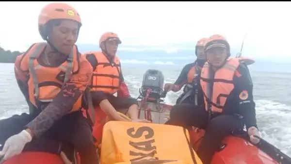 Jenazah pemancing terseret ombak saat dievakuasi oleh Tim SAR. Rabu (19/11/2025). (Sumber: Tim SAR)