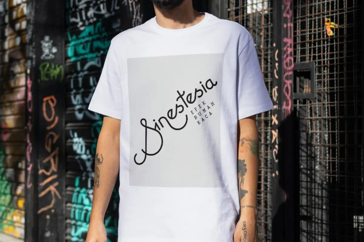 Album ketiga ERK dirilis pada 18 Desember 2015 melalui Jangan Marah Records, memiliki konsep unik. Terinspirasi dari sinestesia yang dialami bassist Adrian Faisal Yunan kondisi di mana suara diterjemahkan sebagai warna Sinestesia