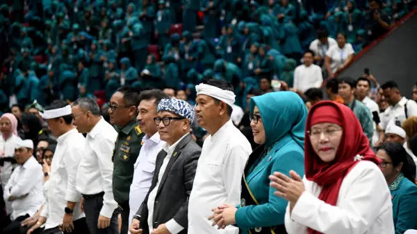 KDM di hadapan ribuan Kader PKK Jabar. Selasa (18/11/2025). (Sumber: Humas Pemprov Jabar)