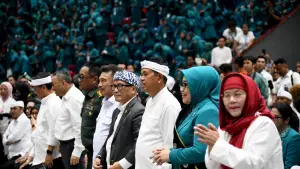 KDM di hadapan ribuan Kader PKK Jabar. Selasa (18/11/2025). (Sumber: Humas Pemprov Jabar)