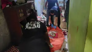Inafis Polres Sukabumi Kota saat evakuasi jenazah Suwandi di dalam rumahnya di Cisaar, Kabupaten Sukabumi. Rabu (19/11/2025) (Sumber: polisi)