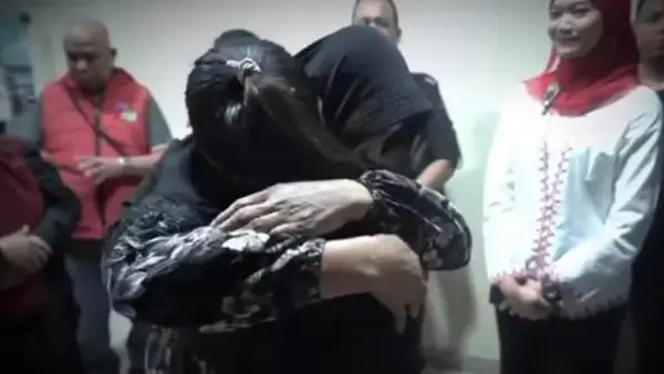 Reni Rahmawati, warga Cisaat Sukabumi korban TPPO di Cina, memeluk ibunya sesaat setelah tiba di Mapolda Jabar, Selasa (18/11/2025). (Sumber Foto: IG Polda Jabar)