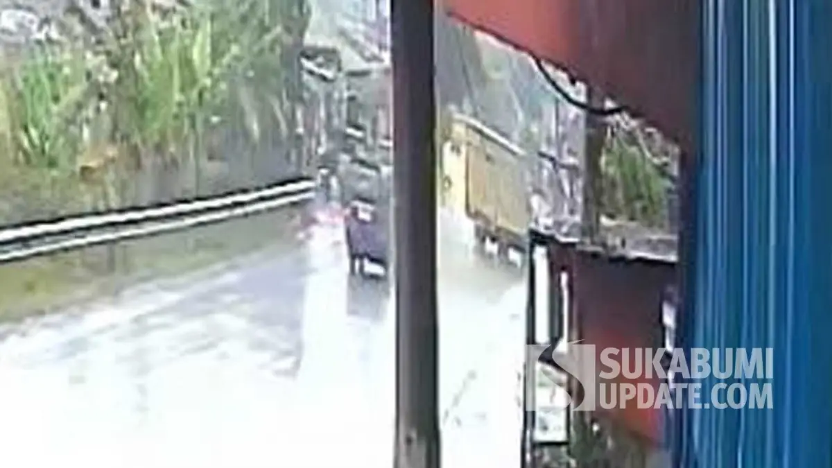 Truk Boks Tabrak Motor di Bojongkokosan Sukabumi Terekam CCTV, Dua Pelajar Jadi Korban