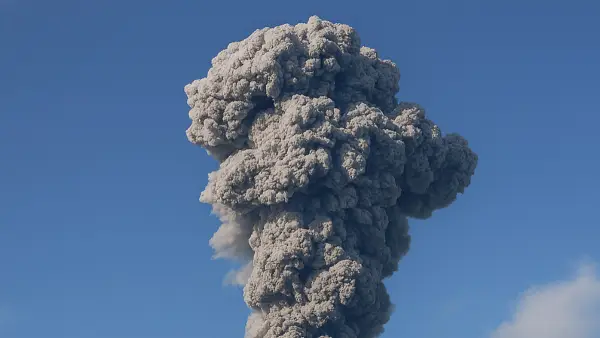 Ilustrasi. Puncak Mahameru Gunung Semeru semburkan awan panas, pada Rabu petang 19 November 2025 (Sumber: copilot)