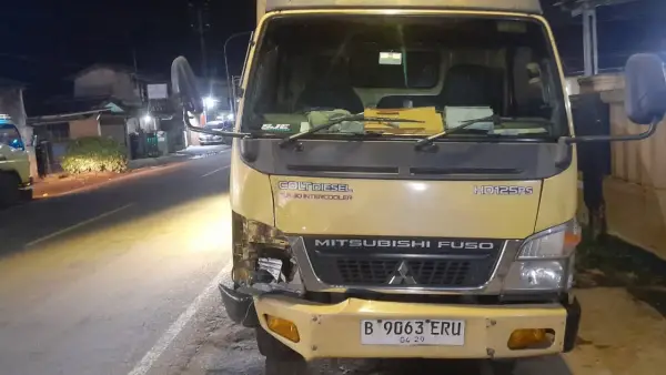 Mobil box yang terlibat kecelakaan di Parungkuda Kabupaten Sukabumi | Foto : Ibnu Sanubari