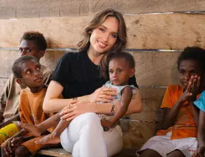 Ini kedua kalinya aku datang ke Papua. Dan somehow, rasa cinta aku makin dalam. 5 hari di Kabupaten Asmat mengubah banyak hal dalam cara aku melihat dunia. (Foto:@Cinta Laura Kiehl/Facebook)