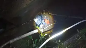 Seorang pria melompat ke sumur sedalam 15 meter di Kampung Sukasirna RT 05 RW 13, Kelurahan/Kecamatan Cibadak, Kabupaten Sukabumi, Selasa (18/11/2025) malam | Foto : Dok. Damkar