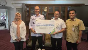 Simbolis penyerahan Jamsostek pekerja rentan di Kota Sukabumi. Rabu (19/11/2025) (Sumber: BPJS Ketenagakerjaan)