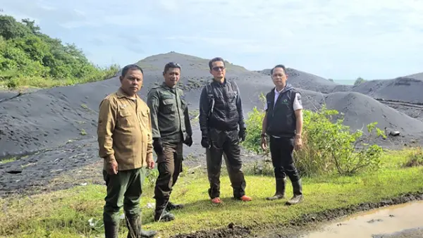 Perhutani KPH Sukabumi melakukan monitoring lapangan terkait adanya aktivitas pengangkutan pasir besi di area stockpile Kampung Cikawung, Pantai Karang Bolong, pada Senin (17/11/2025). (Sumber : Dok Perhutani KPH Sukabumi).