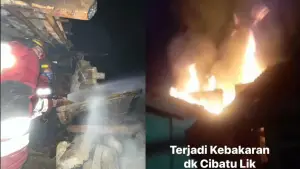 Petugas pemadam kebakaran saat memadamkan api di rumah 2 lantai di Cisaat, Sukabumi. Rabu (19/11/2025). (Sumber: Dok : Warga/Damkar Cisaat)