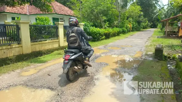 Jalan becek TKP pelajar ditampar warga gegara cipratan air di Kabupaten Sukabumi (Sumber: sukabumiupdate)