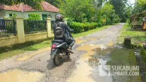 Jalan becek TKP pelajar ditampar warga gegara cipratan air di Kabupaten Sukabumi (Sumber: sukabumiupdate)