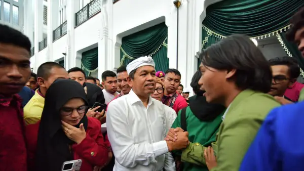 KDM saat bersama para mahasiswa. (Sumber: Humas Pemprov Jabar)