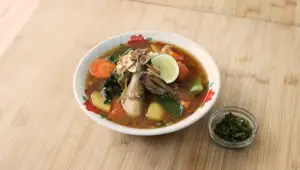 Resep Sop Ayam Tauco ala Swike Jatiwangi, Inspirasi Menu Saat Musim Hujan (Sumber : Youtube | Devina Hermawan)