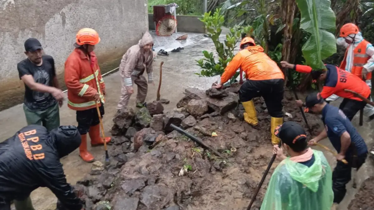 Tembok Penahan Tanah Ambruk Tutup Jalan di Citamiang Kota Sukabumi