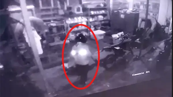 Motor milik Relawan Sehati raib saat diparkir di depan halaman Rumah Yayasan Sehati. Aksi pencurian terekam CCTV dini hari. (Sumber : Tangkapan layar video CCTV).