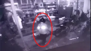 Motor milik Relawan Sehati raib saat diparkir di depan halaman Rumah Yayasan Sehati. Aksi pencurian terekam CCTV dini hari. (Sumber : Tangkapan layar video CCTV).