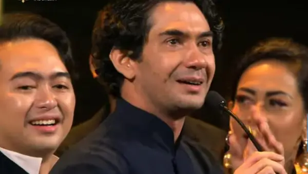 Tangkapan Layar saat Reza Rahadian Menitikkan Air Mata Saat Pangku Raih Film Panjang Terbaik FFI 2025 (Sumber : Youtube | Festival Film Indonesia)