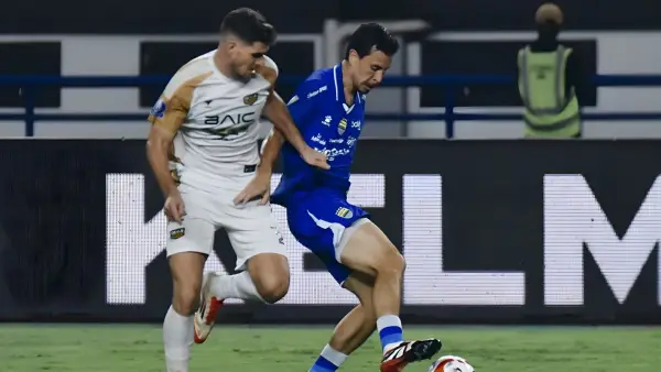 Nick Kuipers dan Thom Haye memperbutkan bola pada laga Persib vs Dewa di pekan ke-13 Super League 2025/2026 (Sumber: Instagram/@persib)