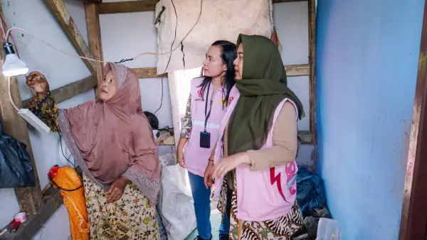 Bantuan listrik dari PLN untuk warga kurang mampu di Sukabumi. (Sumber: PLN)