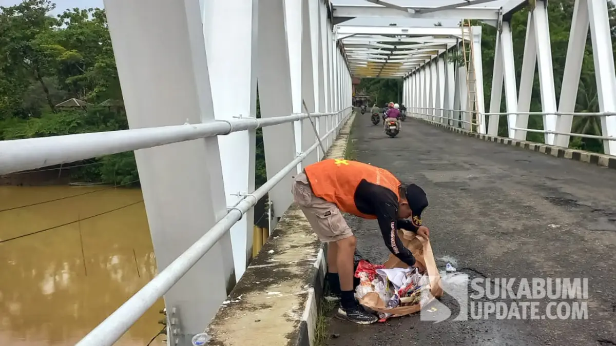 Minim Disiplin, Sekantong Sampah Ditemukan Berserakan di Atas Jembatan Sungai Cikarang Sukabumi