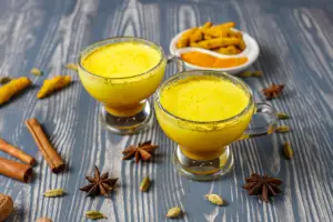 Ilustrasi 10 Khasiat Air Kunyit untuk Tubuh: Minuman Tradisional yang Tetap Relevan (Sumber: Freepik/@azerbaijan_stockers)