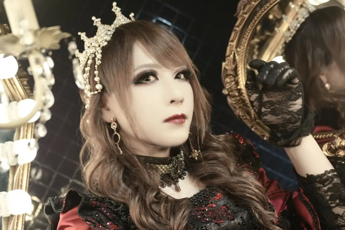 Para musisi V-Kei, dengan penampilannya yang meriah dan riasan yang memukau sering kali melampaui batas-batas gender tradisional  menciptakan persona panggung yang hampir mitologis.