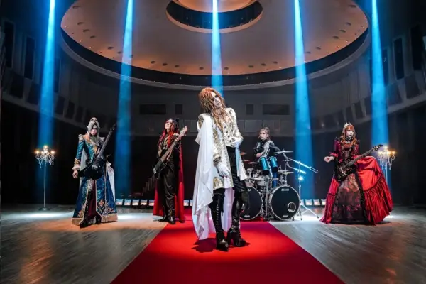 Para musisi V-Kei, dengan penampilannya yang meriah dan riasan yang memukau sering kali melampaui batas-batas gender tradisional menciptakan persona panggung yang hampir mitologis (Foto:VERSAILLES（ヴェルサイユ）).