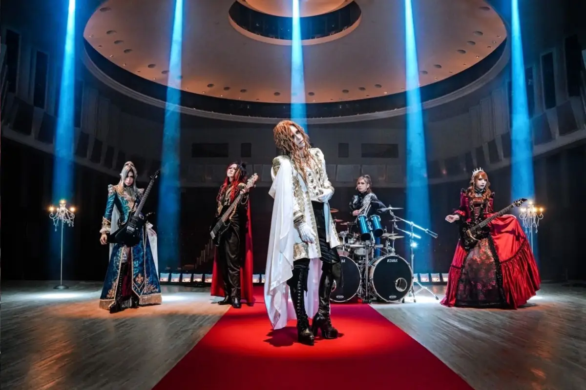 Kisah Gitaris Rock Pria Sangkar Emas Versailles dan Konsekuensi "Visual Shock" yang Menyayat Hati (Bagian:2)