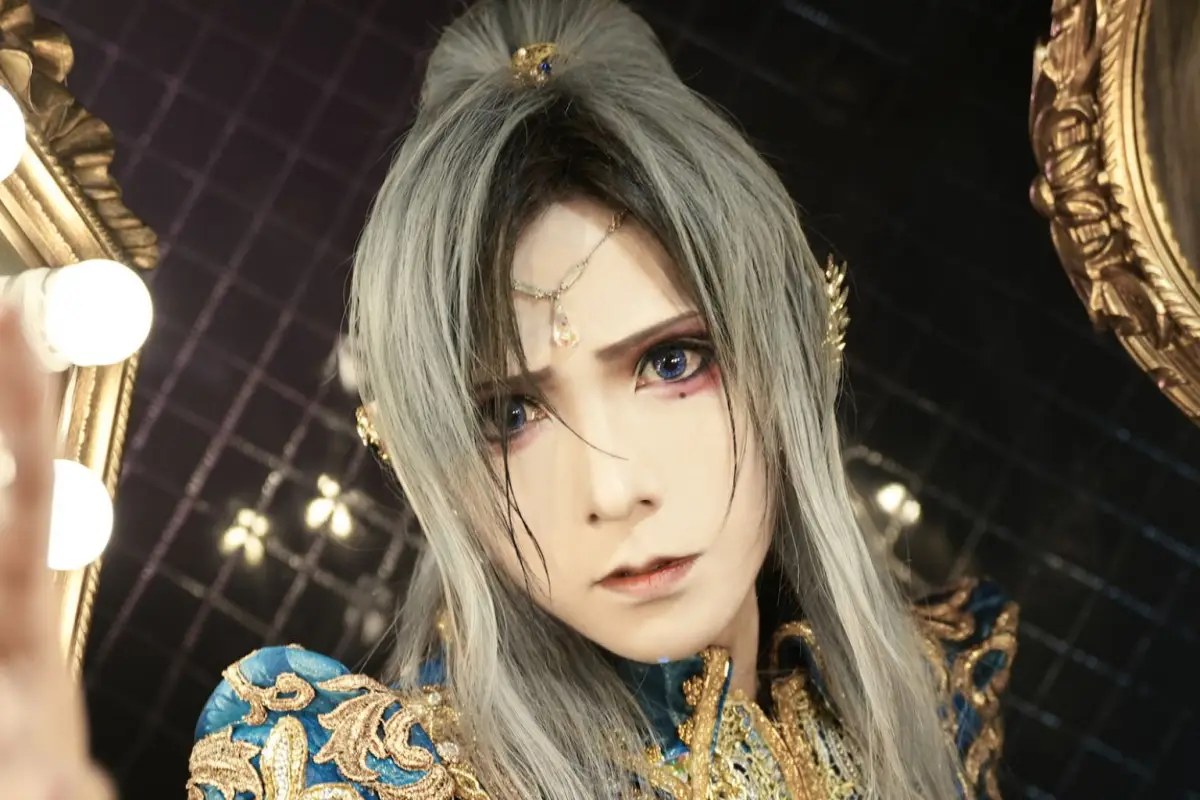 bagaimana mereka mengatasi kontroversi seputar gender dan penampilan, membuktikan bahwa ada keseriusan di balik riasan dan bahwa dedikasi mereka pada V-Kei jauh melampaui sekadar mode sesaat.