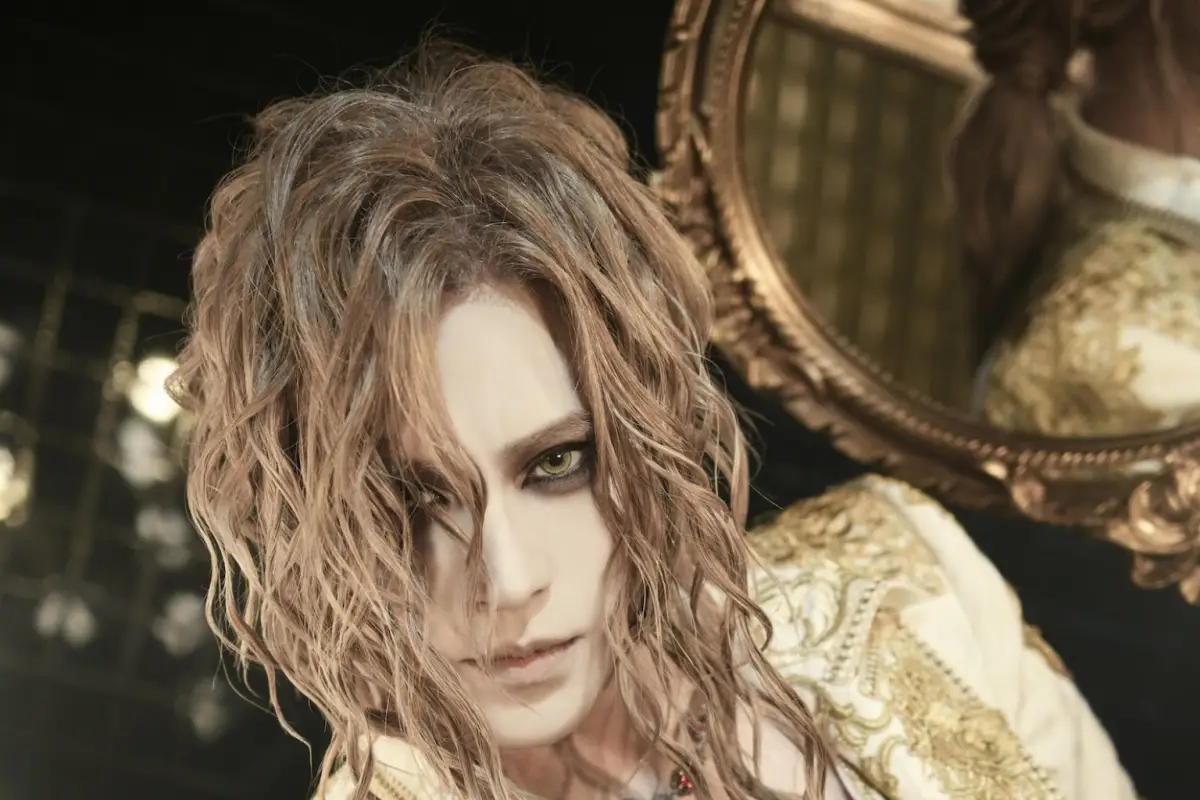 Musisi  V-Kei ini mengelola identitas ganda mereka dan mengatasi kontroversi seputar  gender dan penampilan.