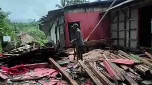 Seorang warga memeriksa puing-puing rumahnya yang rusak parah akibat tanah longsor di Sukabumi Utara, Sabtu (22/11/2025). (Sumber Foto: Istimewa)