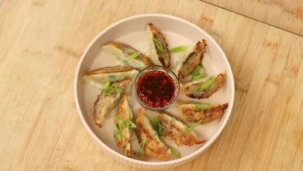 Resep Gyoza Ayam, Ide Camilan Buat Menemani Akhir Pekan (Sumber : Youtube | Devina Hermawan)