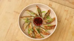 Resep Gyoza Ayam, Ide Camilan Buat Menemani Akhir Pekan (Sumber : Youtube | Devina Hermawan)