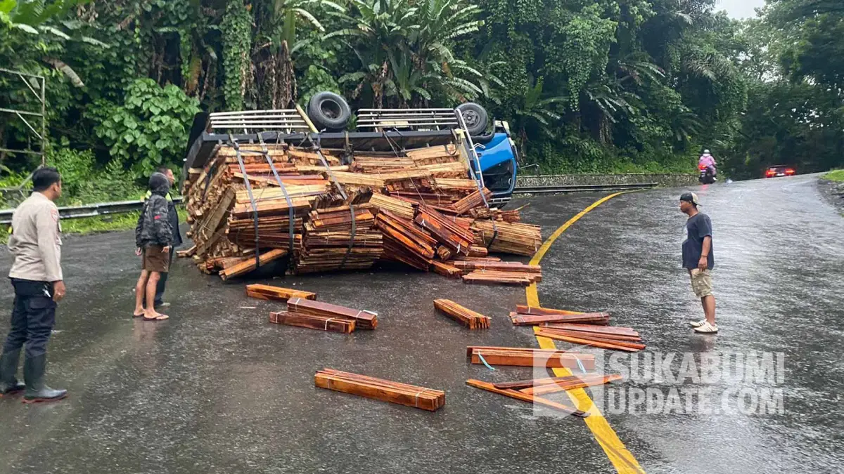 Gagal Nanjak, Truk Muatan Kayu Palet Terguling di Tanjakan Baeud Warungkiara Sukabumi