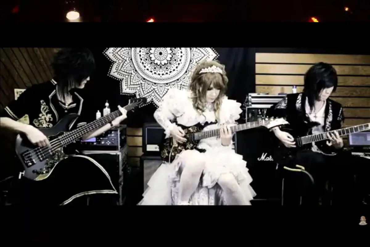 Koin androgynous yang diwakili oleh Mana dan Versailles, terdapat band-band dengan visual yang sama kuatnya namun didominasi oleh maskulinitas yang keras, seperti Dir En Grey