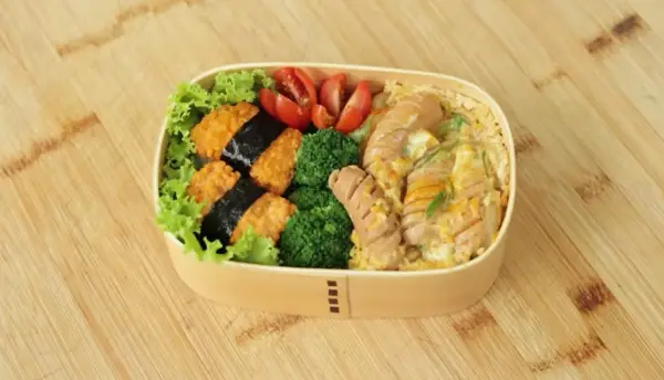 Resep Nasi Sosis Telur Jepang “Oyakodon” dan Nugget “Nigiri”, Ide Bekal Anak-Anak (Sumber : Youtube | Devina Hermawan)