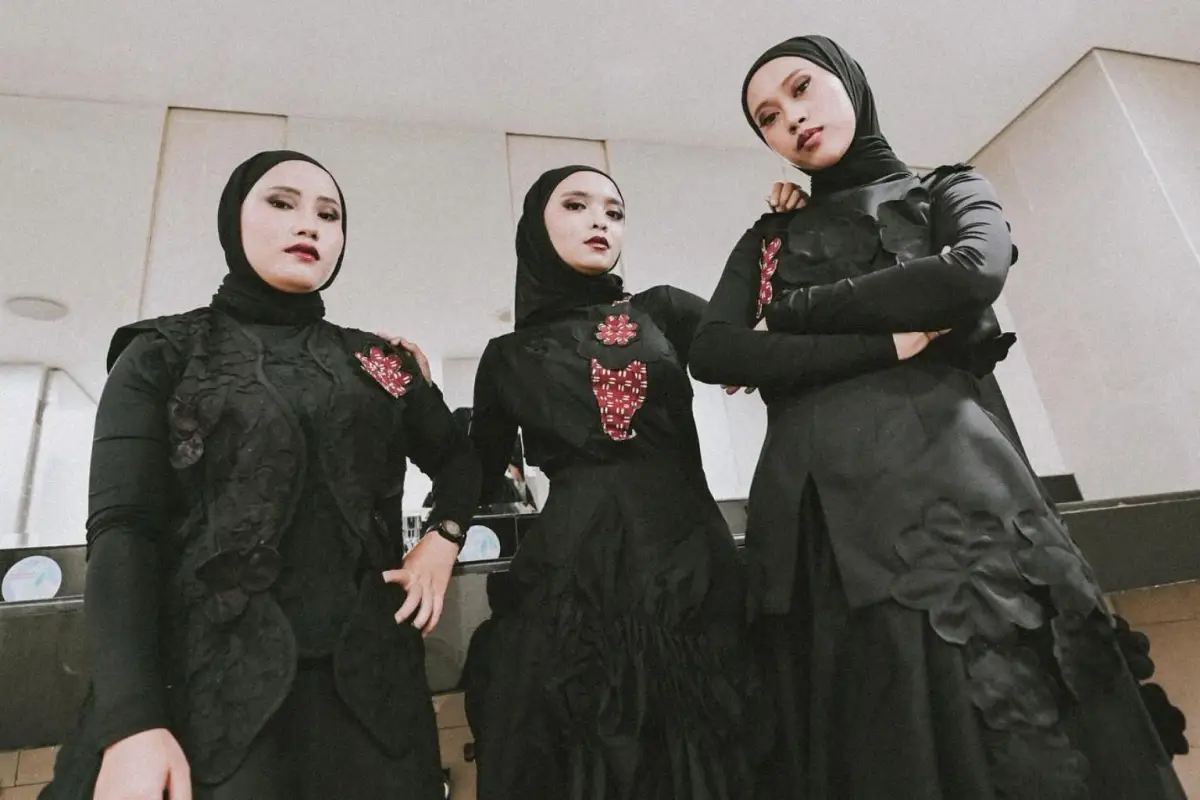 Melodi metal yang cepat dan hentakan drum yang berapi-api seolah menjadi detak jantung perlawanan, menantang status quo dan menuntut kebebasan berekspresi.