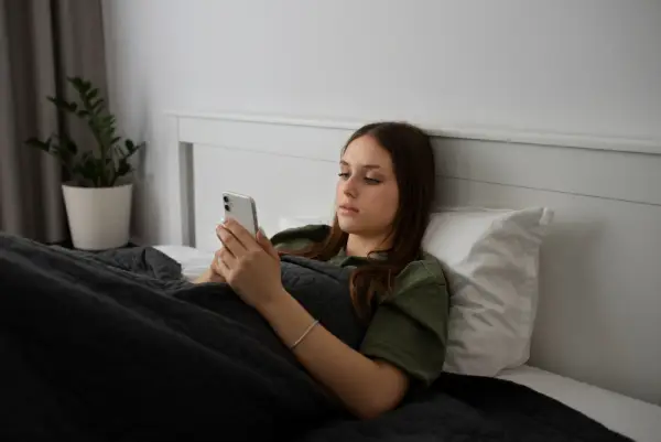 Ilustrasi Waspada! 6 Kebiasaan Sehari-hari yang Diam-diam Merusak Kesehatan Mental (Sumber: Freepik/@freepik)