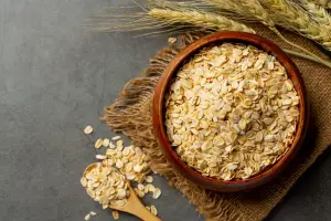 Oats salah satu makanan sehat berkarbohidrat yang cocok dikonsumsi pengganti nasi (Sumber : Freepik/@jcomp)
