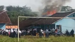 Kebakaran menimpa MTs Nurul Hasanah Curugkembar Kabupaten Sukabumi | Foto : Dok. warga