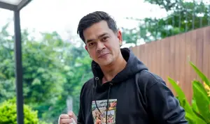 Aksi Surya Insomnia Tambal Jalan Berlubang di Tangsel Viral, Ditonton 1,4 Juta Kali (Sumber : Instagram/@suryainsomnia)