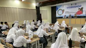 Anggota DPRD Jabar Muhammad Jaenudin saat memberikan pendidikan demokrasi ke pelajar SMAN 1 Kota Sukabumi, Senin (24/11/2025) | Foto : Tim Adc