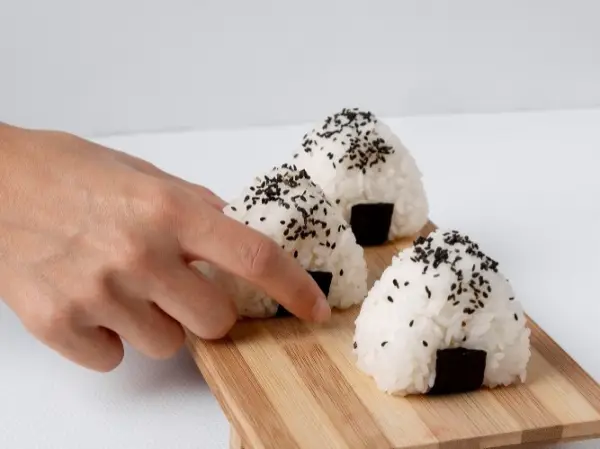 Resep Onigiri, Bekal Simple dan Mengenyangkan untuk Sang Buah Hati ke Sekolah (Sumber : Freepik.com)