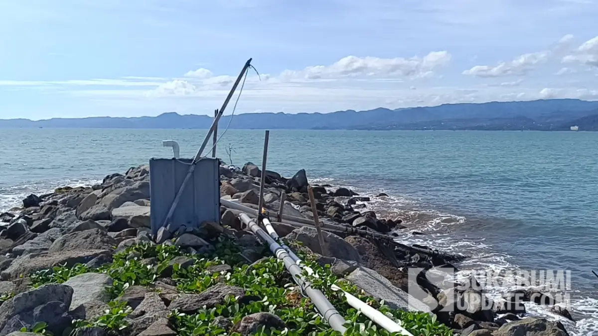 Diduga Limbah Tambak Udang, Warga Keluhkan Buih Putih Berbau Cemari Pantai Cipatuguran Sukabumi