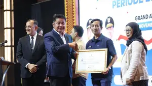 AMSI Sumsel menerima penghargaan dari Pemprov Sumsel atas komitmennya dalam memerangi hoaks. (Sumber : Istimewa.).