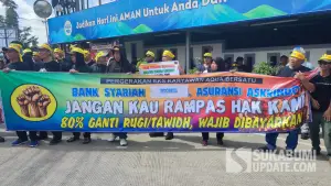 puluhan eks karyawan Aqua berdemonstrasi di depan gerbang Pabrik Aqua Mekarsari, Kecamatan Cicurug, Kabupaten Sukabumi, Senin (24/11/2025) (Sumber: SU/Ibnu Sanubari)