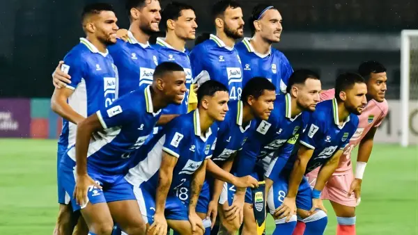 Starting line up Persib Bandung saat menghadapi Selangor FC di Stadion GBLA (Sumber: Instagram/@uilliambarros94)