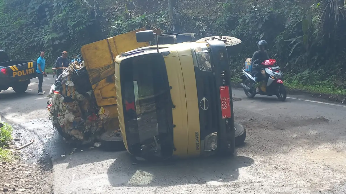 Hindari Jalan Berlubang, Truk Sampah DLH Sukabumi Terguling di Dekat Tanjakan Baeud